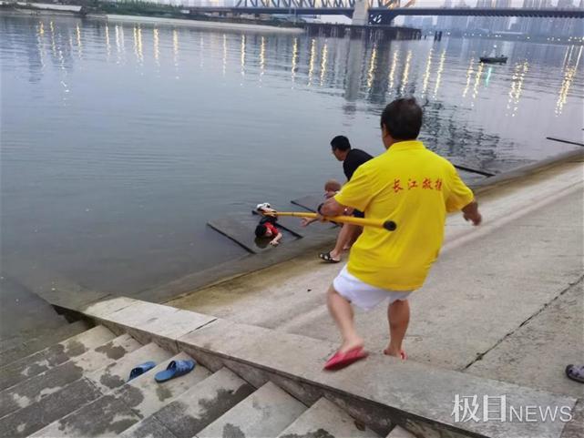 小男孩掉進江中抓住臺階喊救命,眾人合力將其救上岸