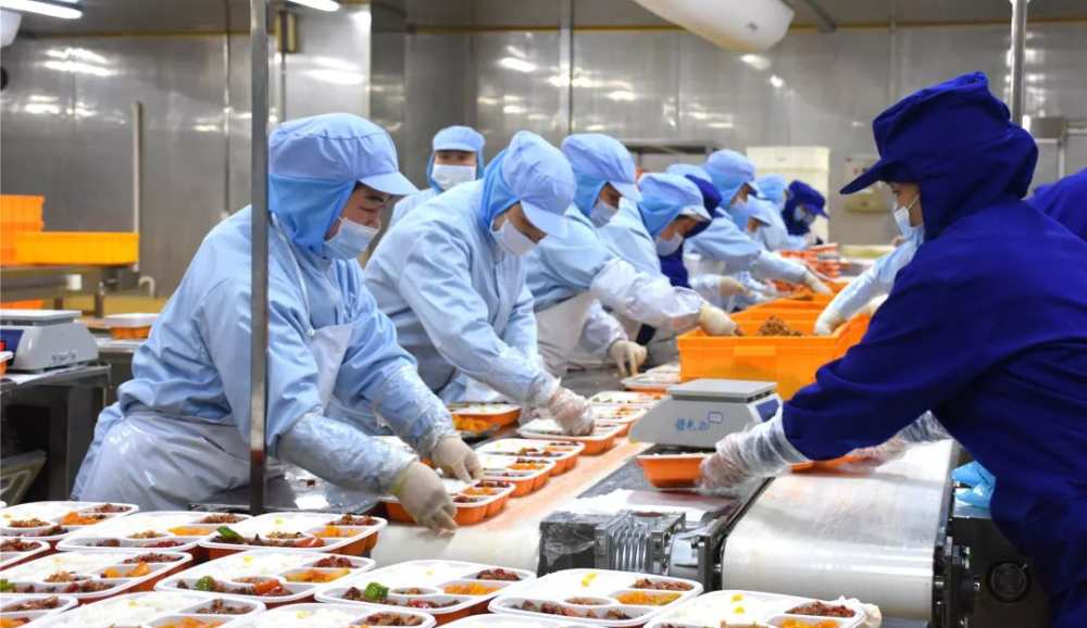 一起生产定制化的料理包,甚至有的餐厅开始自建中央厨房来生产料理包