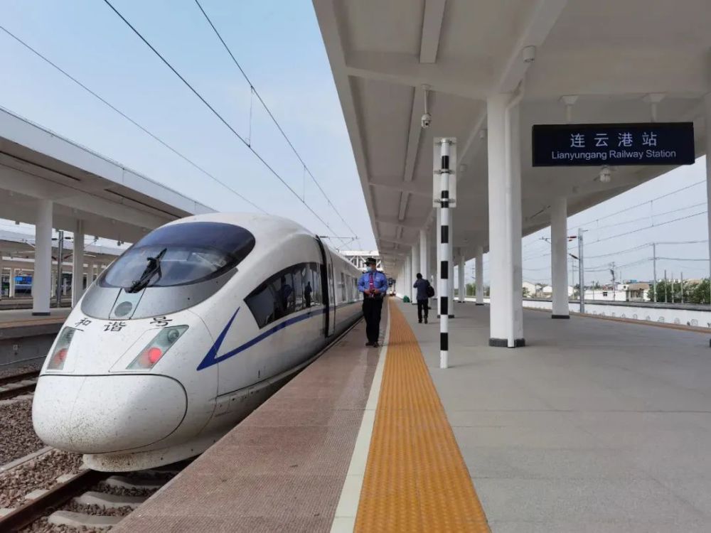 g2587次18:48从北京南站发车,23:12到达连云港站,全程运行4小时24分