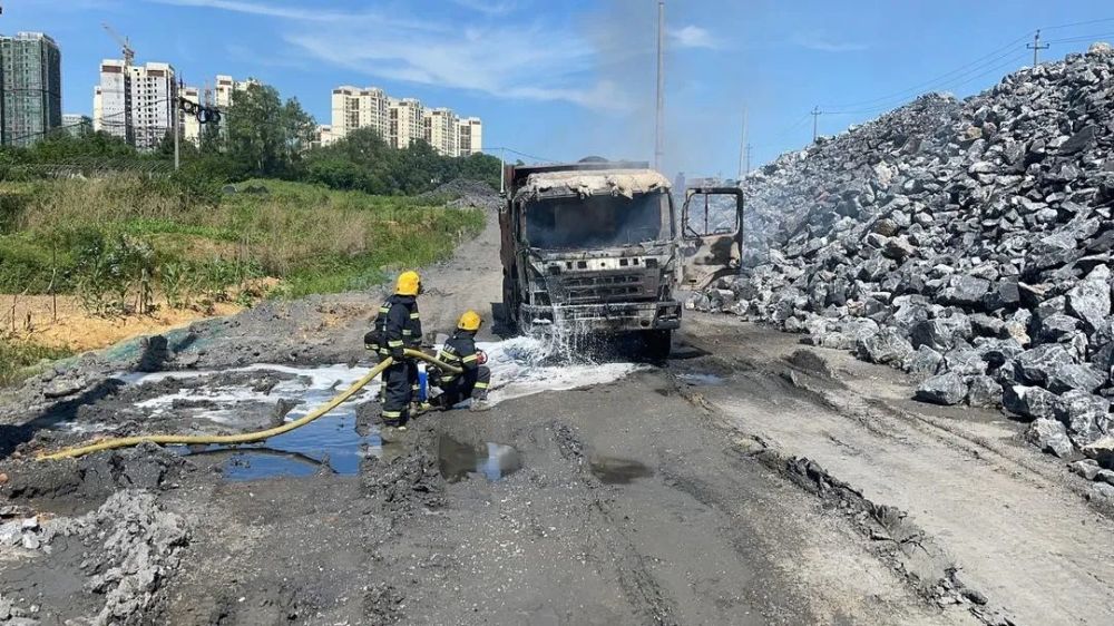 隆回一辆渣土车行驶中突发火灾,车头被烧成废铁