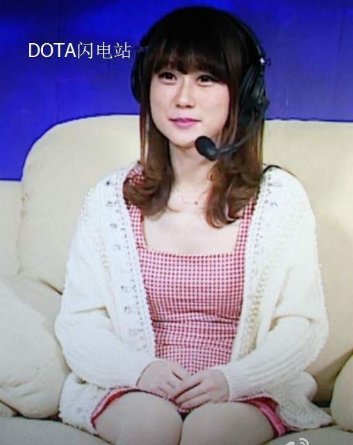dota2双花解说秀大长腿百万粉丝无心观赛这阵容爱了