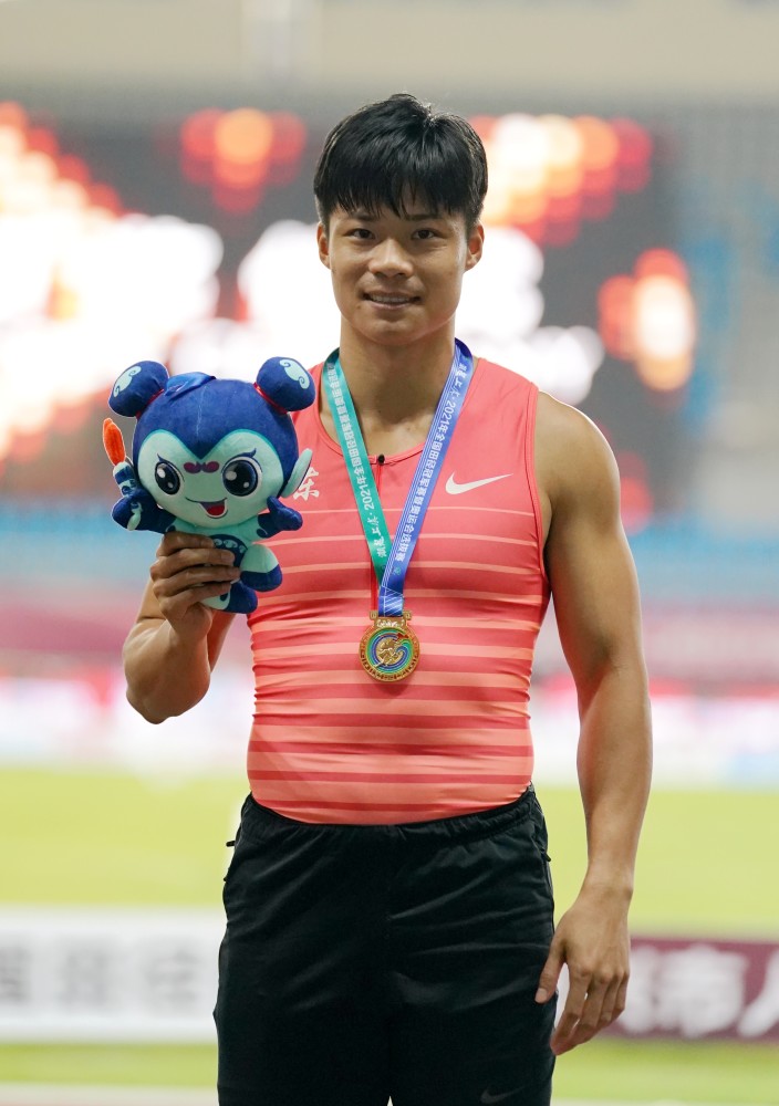 6月11日,冠军广东队选手苏炳添在颁奖仪式上.新华社记者 李一博 摄