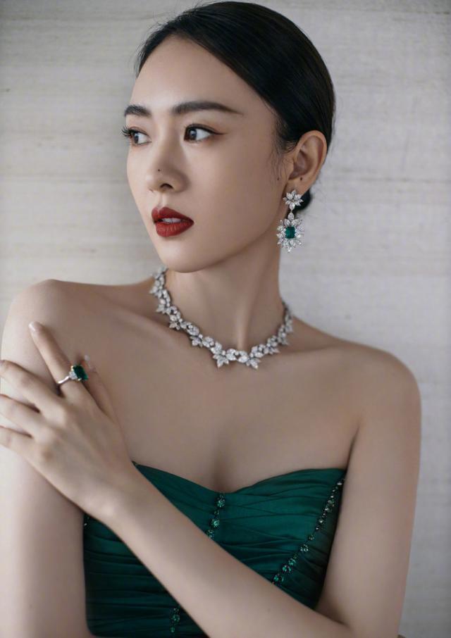 童瑶获白玉兰视后,红毯穿抹胸裙显女王气场,"腰臀比"太惊艳