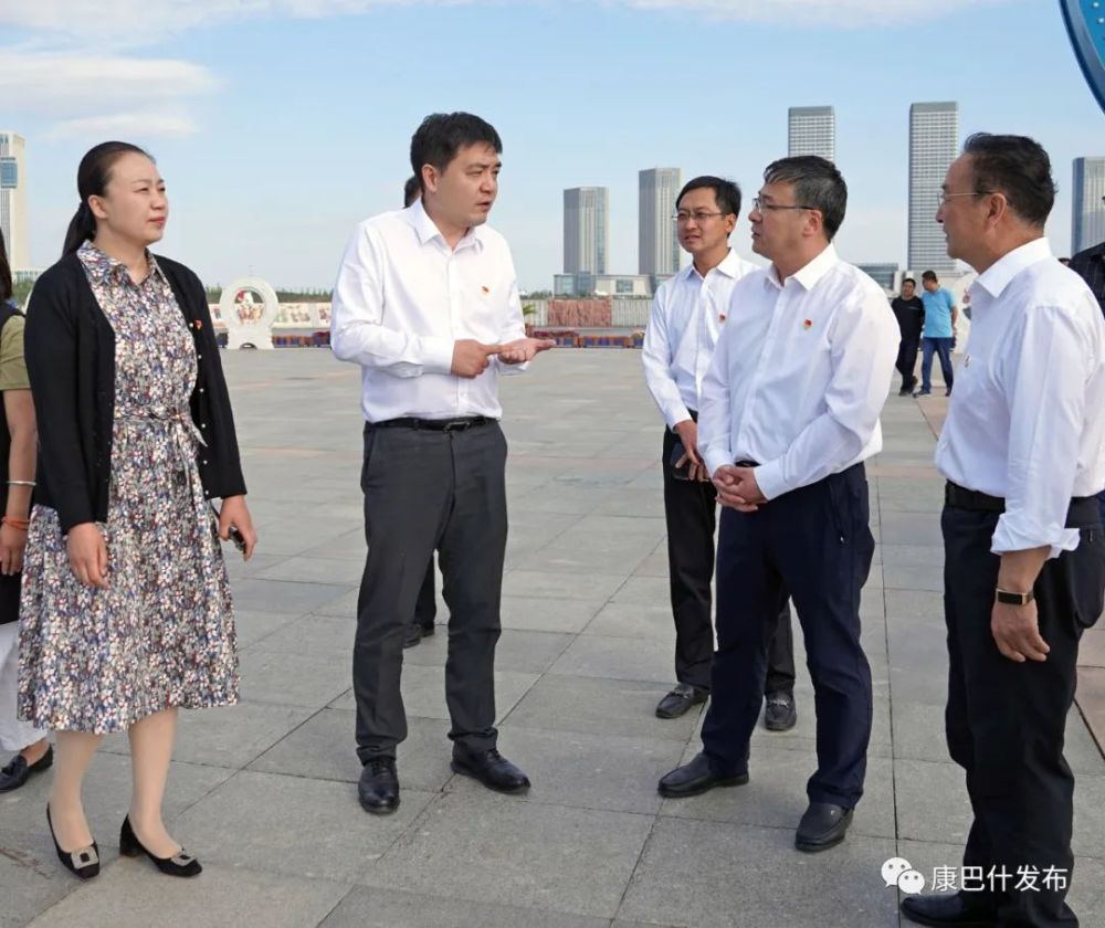 邢征来到乌兰木伦景观湖区广场,详细了解了湖区广场