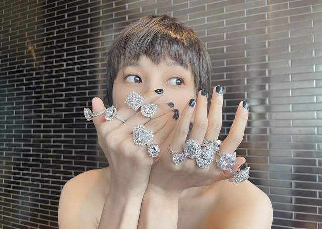 龙女郎张蓝心高调炫富,两手戴满12枚鸽子蛋钻戒,直言是小场面|张蓝心|