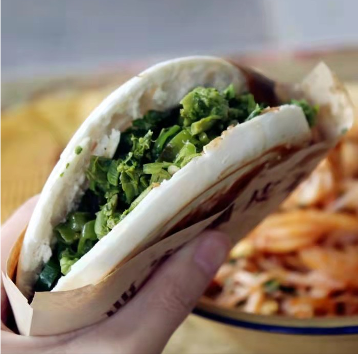 陕西还有一道名小吃就是肉夹馍,他家做的肉夹馍也是夹了香椿在里面的