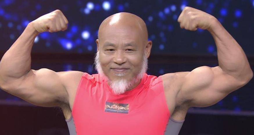 64岁大爷健身19年,娶小13岁美貌娇妻,被称为"老年版彭于晏"