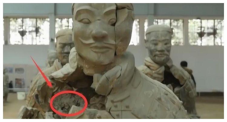 兵马俑真是用活人烧制一尊裂开的兵马俑揭开心中疑惑