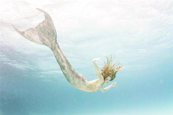 可是,在地球上的确真实存在一种和美人鱼十分相似的种群