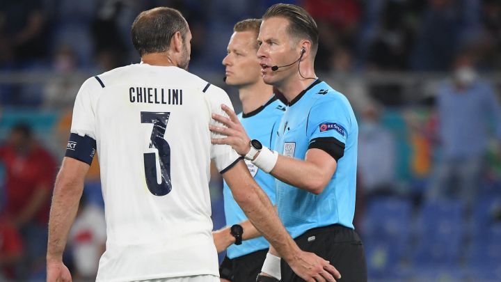 意大利揭幕战被黑 三次手球无点球 解读手球新规 C罗意外躺枪 全网搜