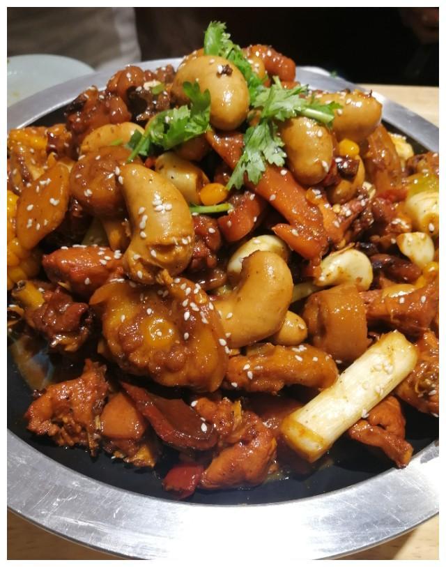 郑州柴鸡焖猪尾火爆,鸡腰子爆浆可口