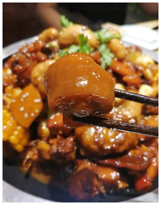 郑州柴鸡焖猪尾火爆,鸡腰子爆浆可口