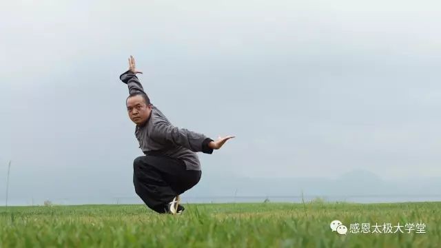 12岁开始习武,先后师从著名武术家袁铁军习鹰爪拳,刘海科习少林拳,械