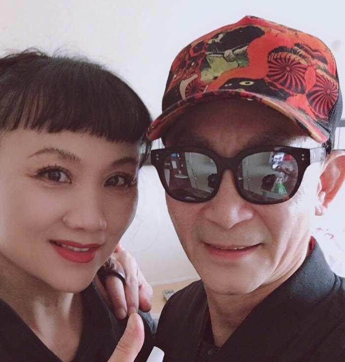 六小龄童晒合照庆结婚33周年和妻子相互依偎好甜高颜值女儿罕见出镜