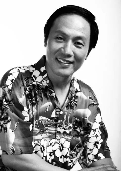 金山本名李建明,播音名金山,1962年出生于山东省济南市,祖籍江苏扬州.