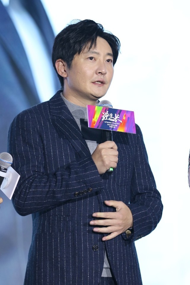 郭京飞就算脸发腮了感觉也依旧有魅力腿比女演员还细