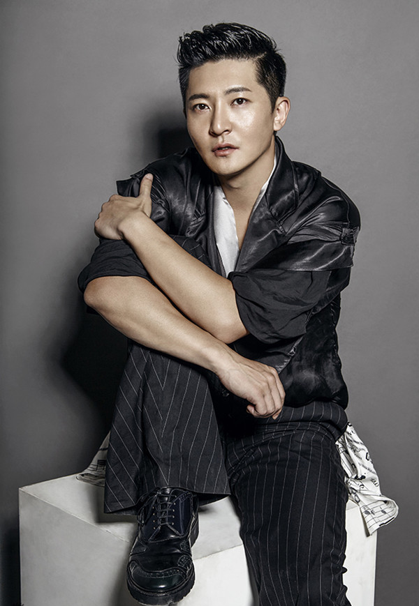 郭京飞就算脸发腮了感觉也依旧有魅力腿比女演员还细