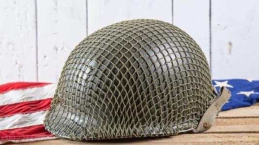 二战时,为何美军钢盔上加了一层渔网?至少救了20万美军