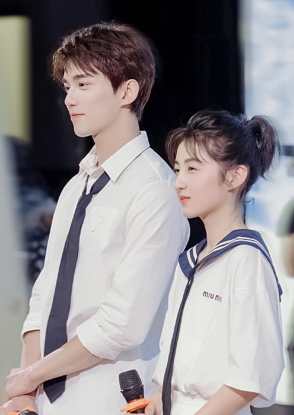 张子枫主动找吴磊握手两人后台互动花絮曝光网友超甜