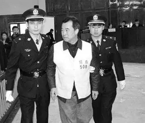 情网重重案件的根源来自十多年前,段义和在前往外地出差时遇到了