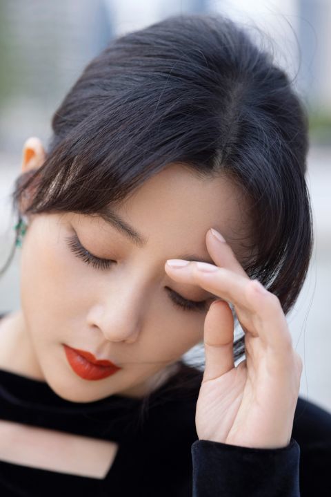 殷桃上海电影节曝写真黑天鹅绒设计感长裙气质满分