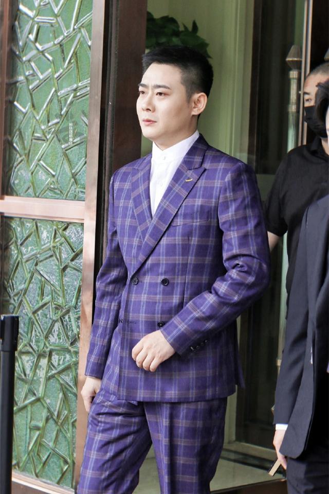 德云男团录制节目,栾云平穿蓝色格子西装出镜,真是"霸道总裁"