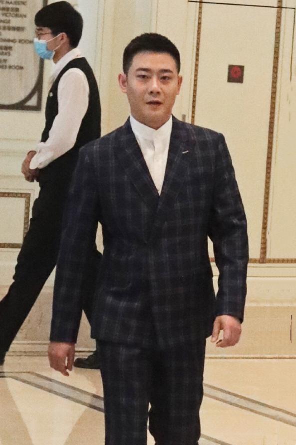 在那一期中,德云男团也是身穿西装,齐聚在会议室,探讨德云社的发展和