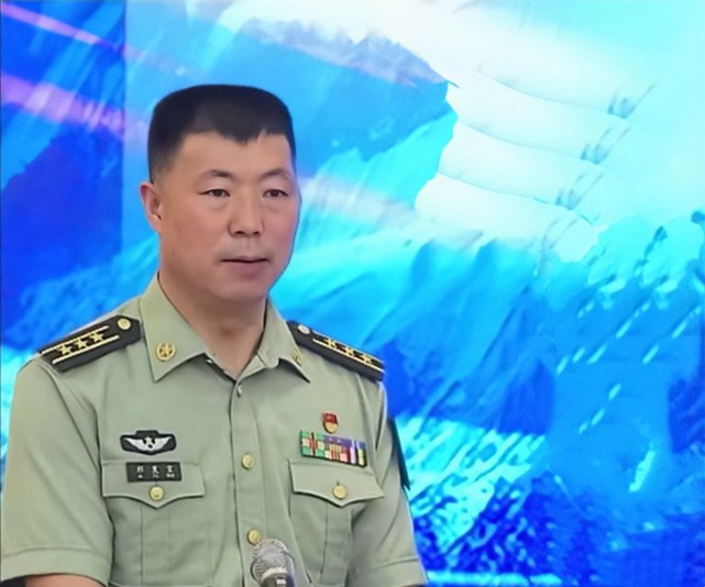 英雄团长祁发宝再次公开亮相比以前略胖仍然是上校正团