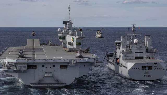 图为英国航母舰队