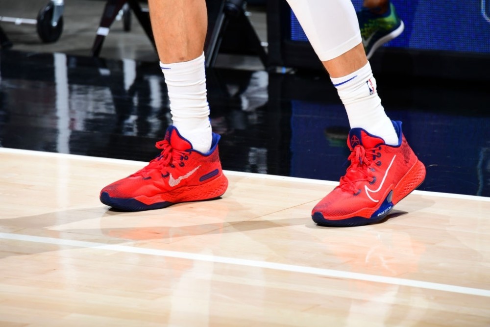 西蒙斯 nike zoom bb nxt没有什么特色鞋子一般,trae young 1吹羊上