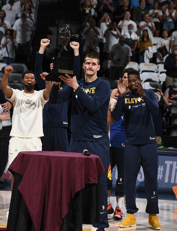 约基奇领取mvp奖杯夜险扭伤半场15126对轰布克掘金落后4分