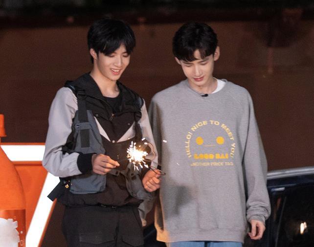 邓伦,黄明昊,大张伟,张国伟的组合很有意思,上期的飞行嘉宾白敬亭和