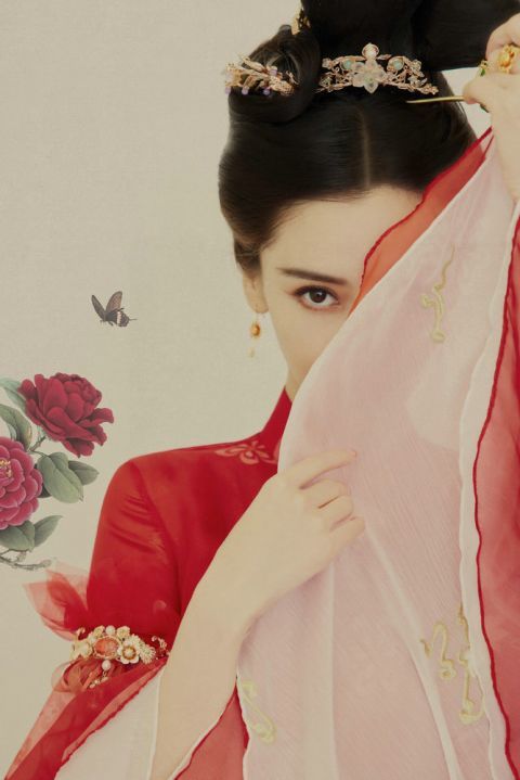 angelababy穿古风红衣头戴金簪嫣然一笑温婉动人