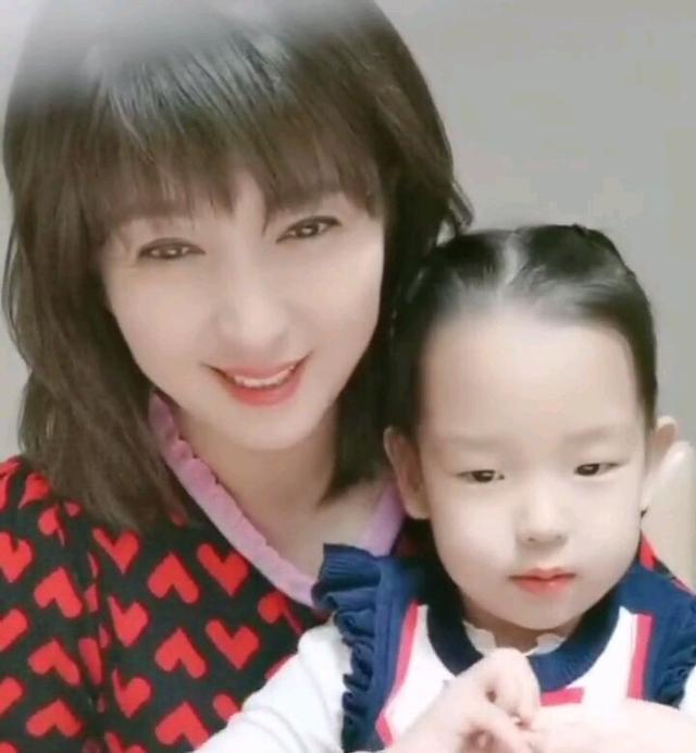 闫学晶疑似再度婚变在林傲霏婚礼上痛哭流涕马明东始终未现身