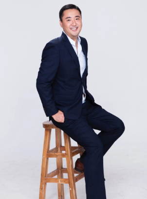 乐乐可是天天放了学做完作业就守着电视机看的呀~ ▲王子鸣导演照片