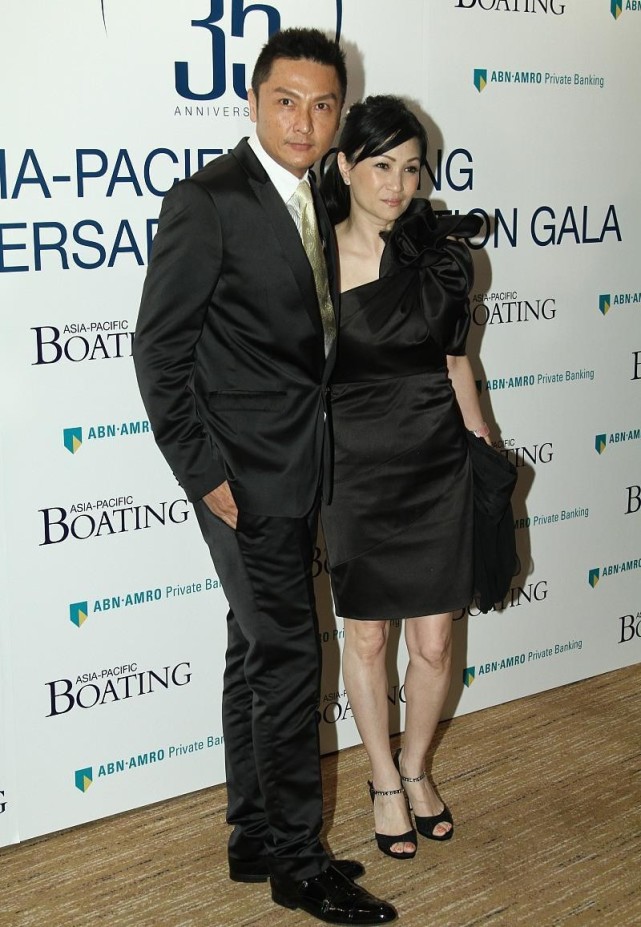 让我们一起来跟随关礼杰和梁安娜来学习一下日常的夫妻穿搭吧