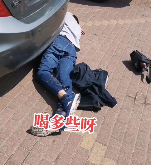 齐齐哈尔一男子醉倒街头这是喝了多少