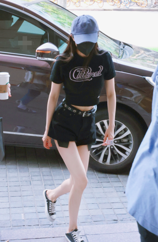 只见杨幂身穿短款黑t,搭配黑色牛仔裤,脚踩回力帆布鞋,头戴牛仔色