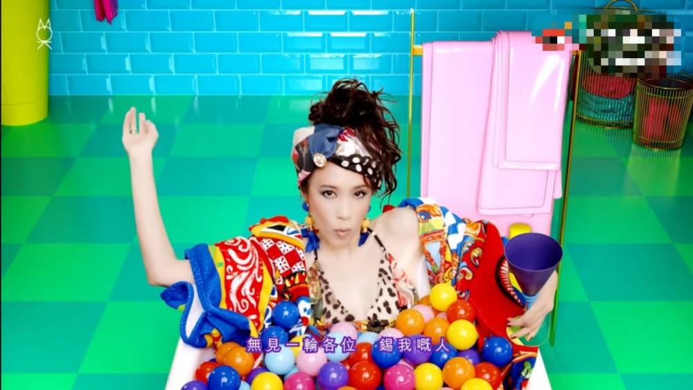 好感不再 知名女星莫文蔚公开穿辱华品牌服装 成18年后第一人 腾讯新闻