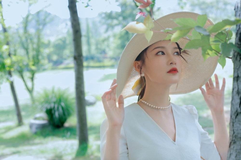 李沁渔夫帽造型写真