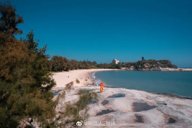 月亮灣在圍頭角南面,正對金門島,它的沙灘不如金沙灣那樣寬廣綿長