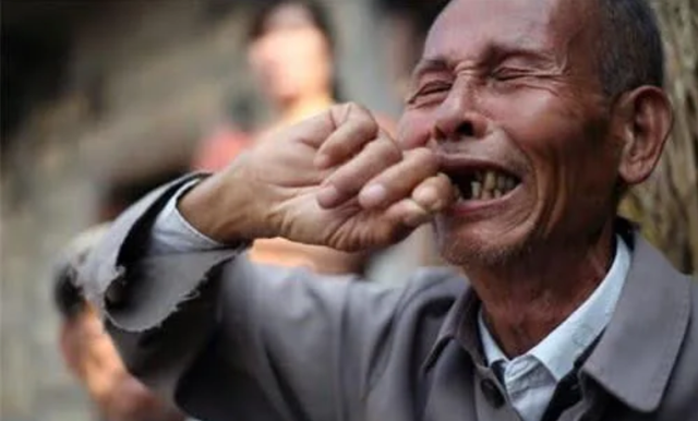 江苏老人吃苦养大两儿子,老年后却无人问津,巨额存款烧成灰