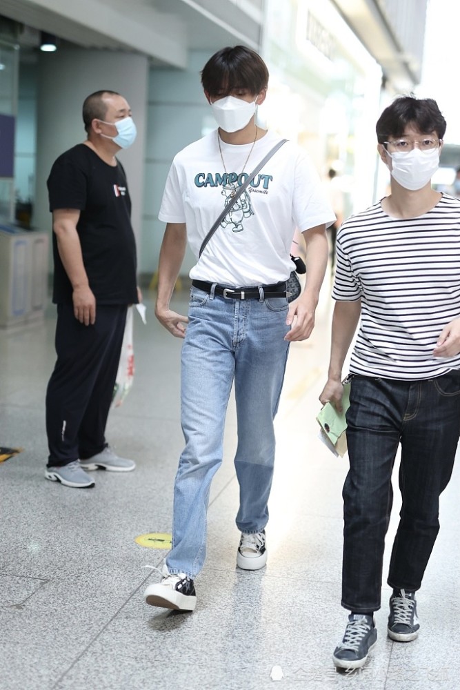 黄旭熙刘海挡眼难掩帅气被热情粉丝围攻人气旺盛