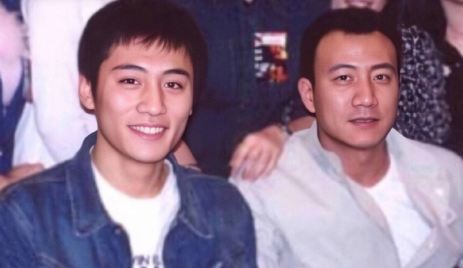 刘烨胡军时隔20年再合作二人同框却分开站刘烨的眼神成亮点