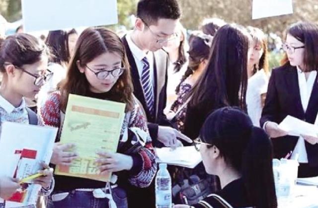 大学生逐渐沦为 社会底层 昔日的风光消失不见 原因何在 腾讯新闻