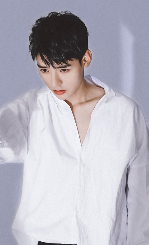 龚俊久违现身直播无美颜下的脸依旧帅气鼻子的变化倒是挺大的