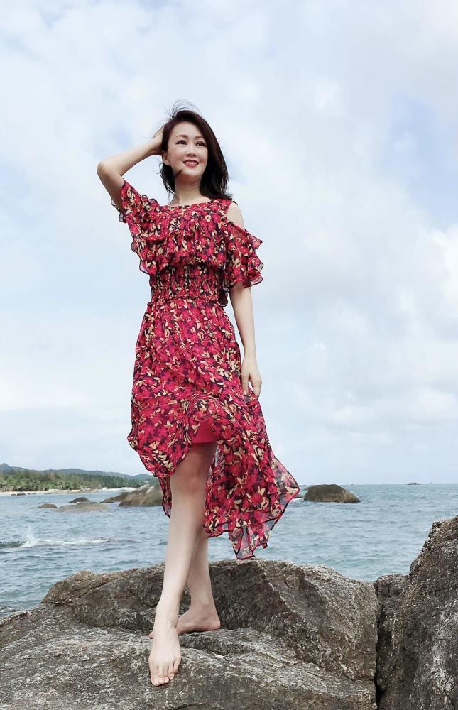 梁小冰勇气可嘉穿黑白条纹的挂脖吊带裙亮相魅力十足