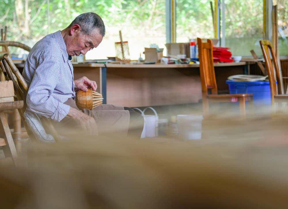 除了从事竹编制作,他还在国内外进行竹编工艺教学.