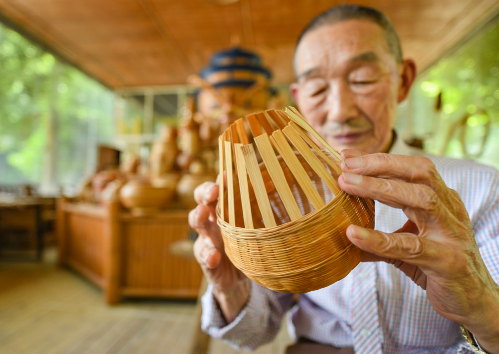新华全媒非遗传承人的70载竹编情