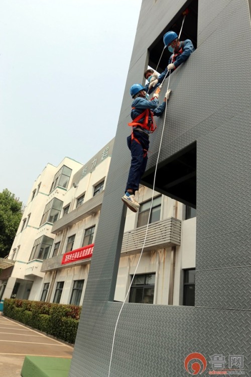 枣庄供电公司组织员工开展高层缓降实训